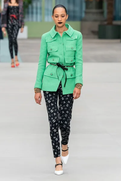 Look 16